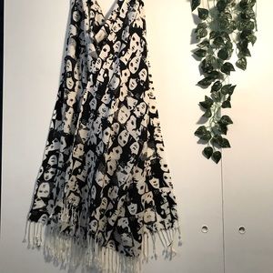 Faces graphic B&W scarf